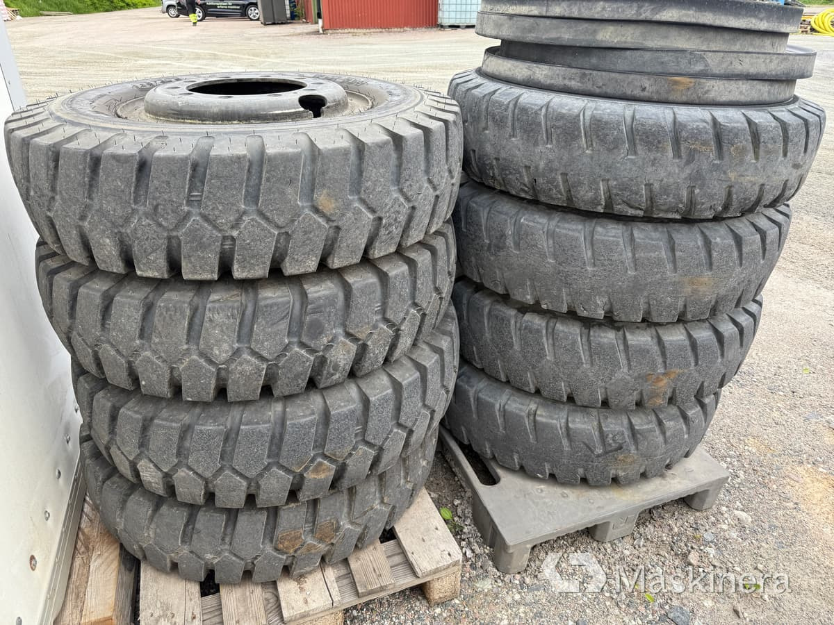 BKT EM934 8 st entreprenaddäck på fälg 10.00-20 - إطارات - آلات الإنشاء: صورة 1 BKT EM934 8 st entreprenaddäck på fälg 10.00-20 - إطارات - آلات الإنشاء: صورة 1