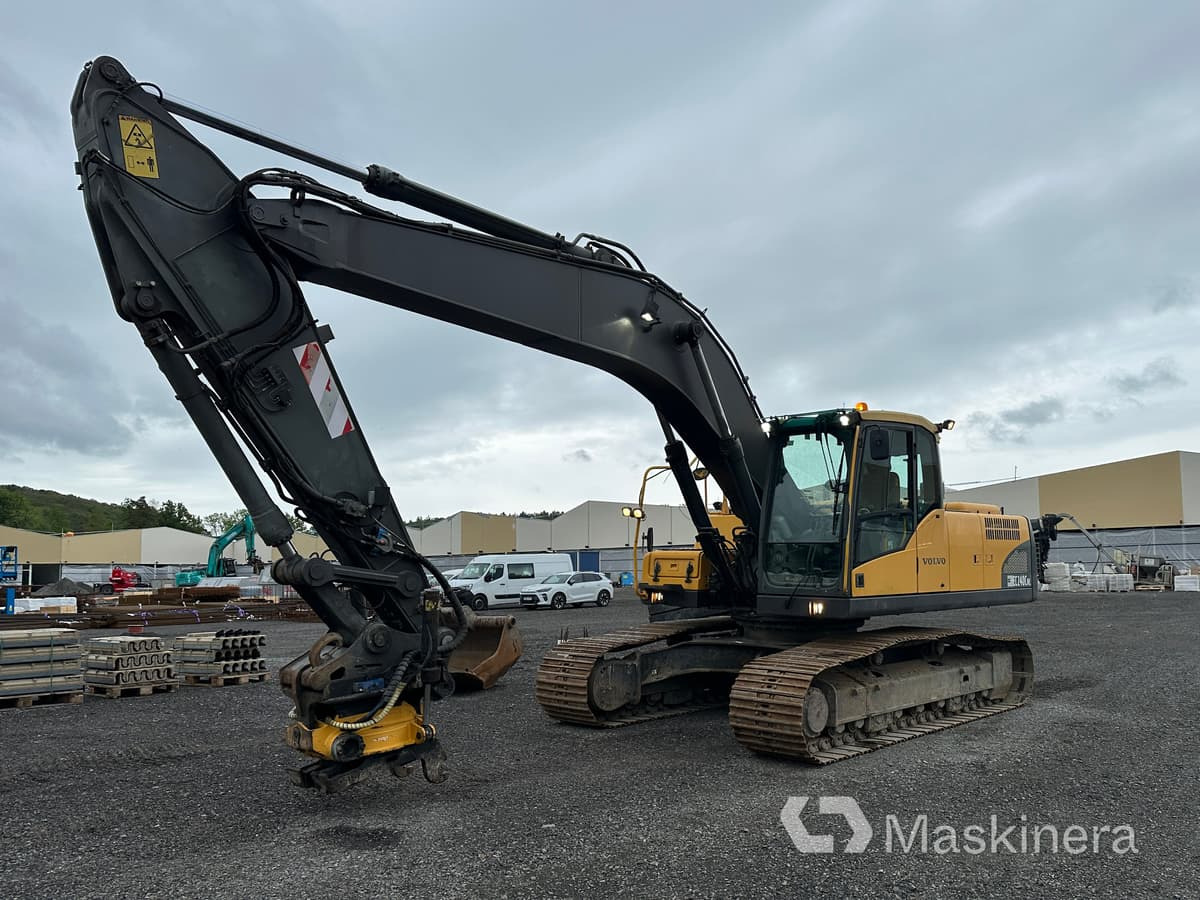 حفار زاحف Grävmaskin Volvo EC240 CNL: صورة 1