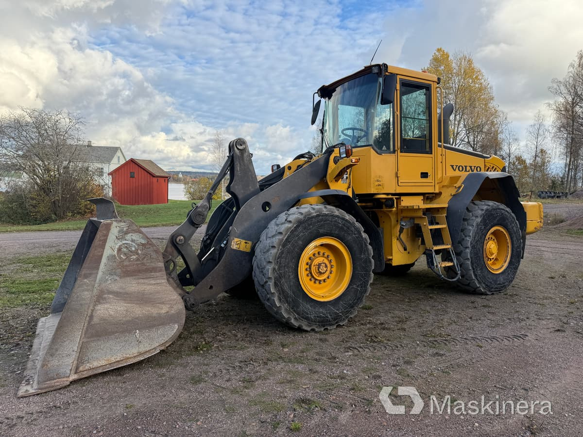 Hjullastare Volvo L90E med tillbehör - اللودر بعجل: صورة 1 Hjullastare Volvo L90E med tillbehör - اللودر بعجل: صورة 1