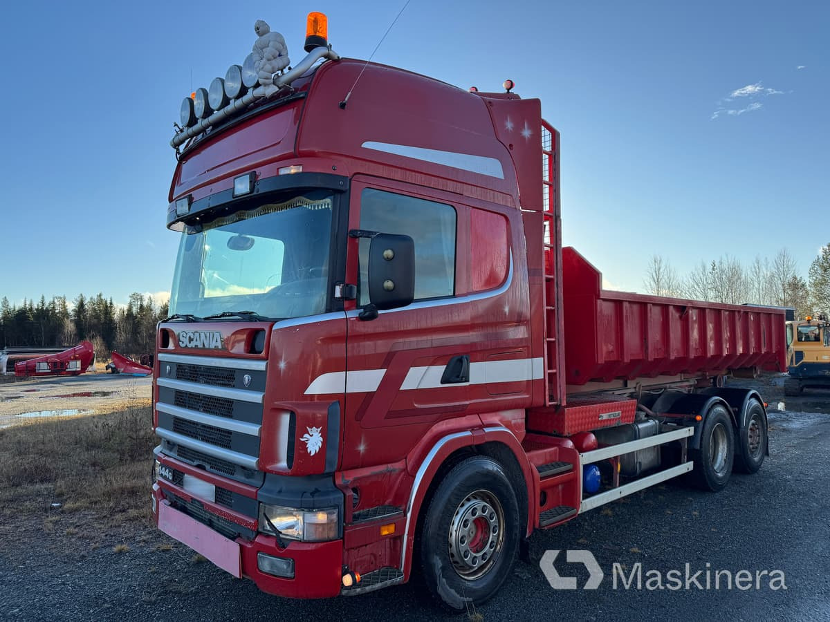 Lastväxlare Scania R144 6X2 med tre flak - شاحنة برافعة خطافية: صورة 1 Lastväxlare Scania R144 6X2 med tre flak - شاحنة برافعة خطافية: صورة 1