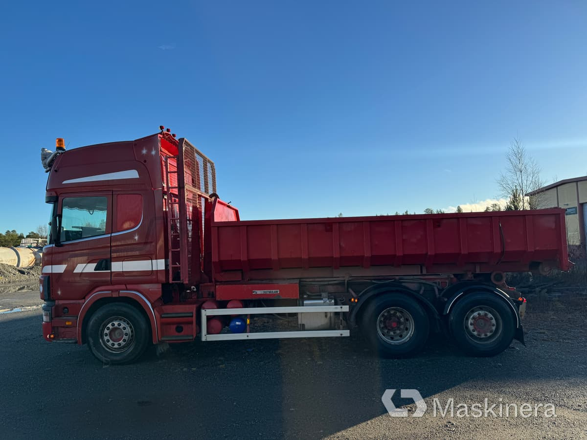 Lastväxlare Scania R144 6X2 med tre flak - شاحنة برافعة خطافية: صورة 2 Lastväxlare Scania R144 6X2 med tre flak - شاحنة برافعة خطافية: صورة 2