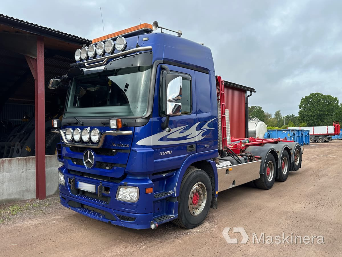 Mercedes Benz 930.24 3260L Krokbil Mercedes Benz 3260L med Cameleont - شاحنة برافعة خطافية: صورة 1 Mercedes Benz 930.24 3260L Krokbil Mercedes Benz 3260L med Cameleont - شاحنة برافعة خطافية: صورة 1