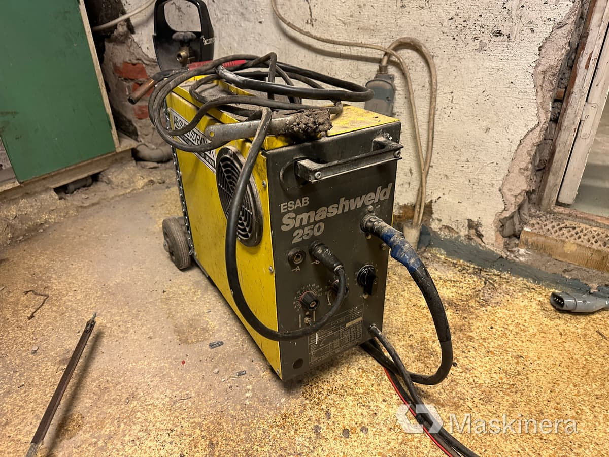 Migsvets ESAB Smashweld 250 med svetsbord - معدات اللحام: صورة 1 Migsvets ESAB Smashweld 250 med svetsbord - معدات اللحام: صورة 1