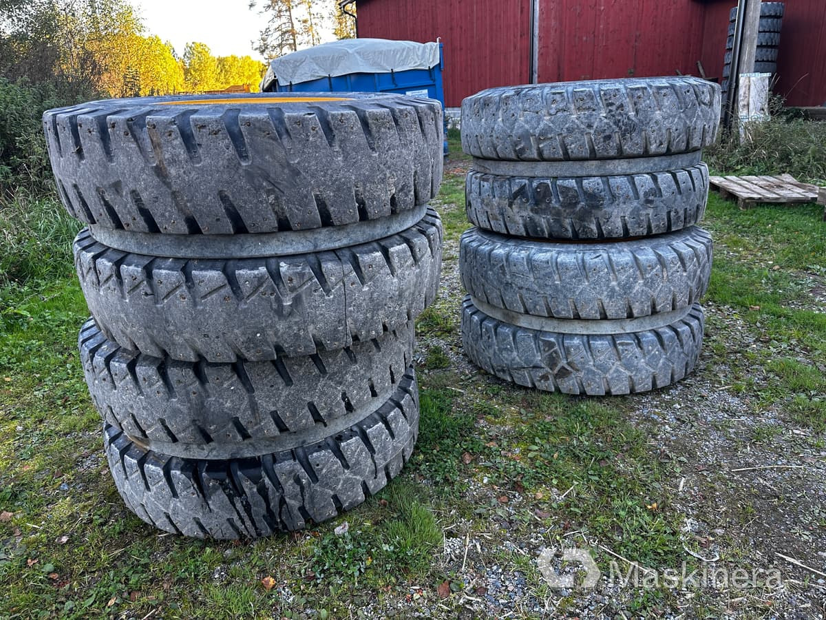 Nokian Grävmaskinsdäck dubbelhjul med fälg - عجلات - آلات الإنشاء: صورة 1 Nokian Grävmaskinsdäck dubbelhjul med fälg - عجلات - آلات الإنشاء: صورة 1