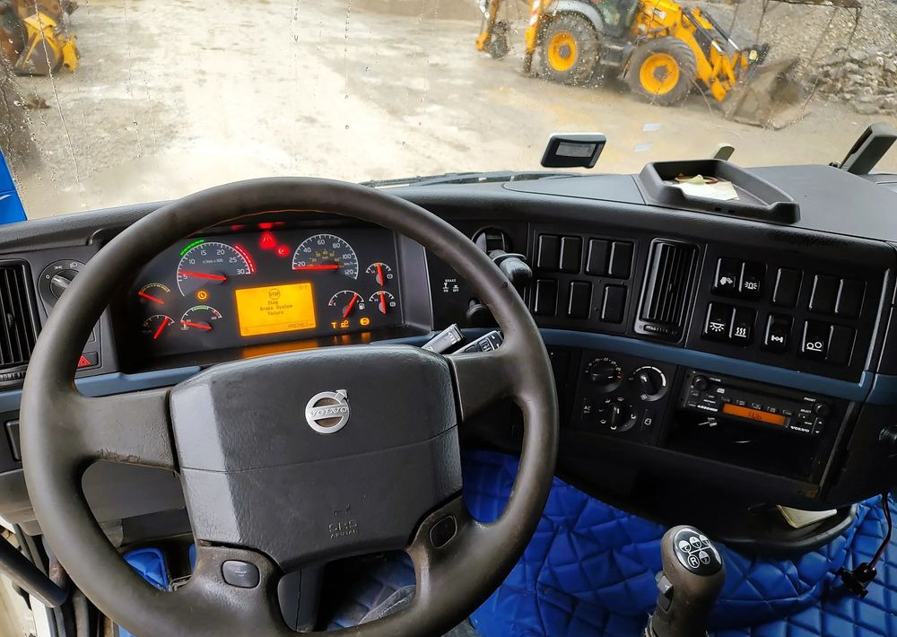 Interior photo 1: مقطورة السحب Volvo FH 13 480