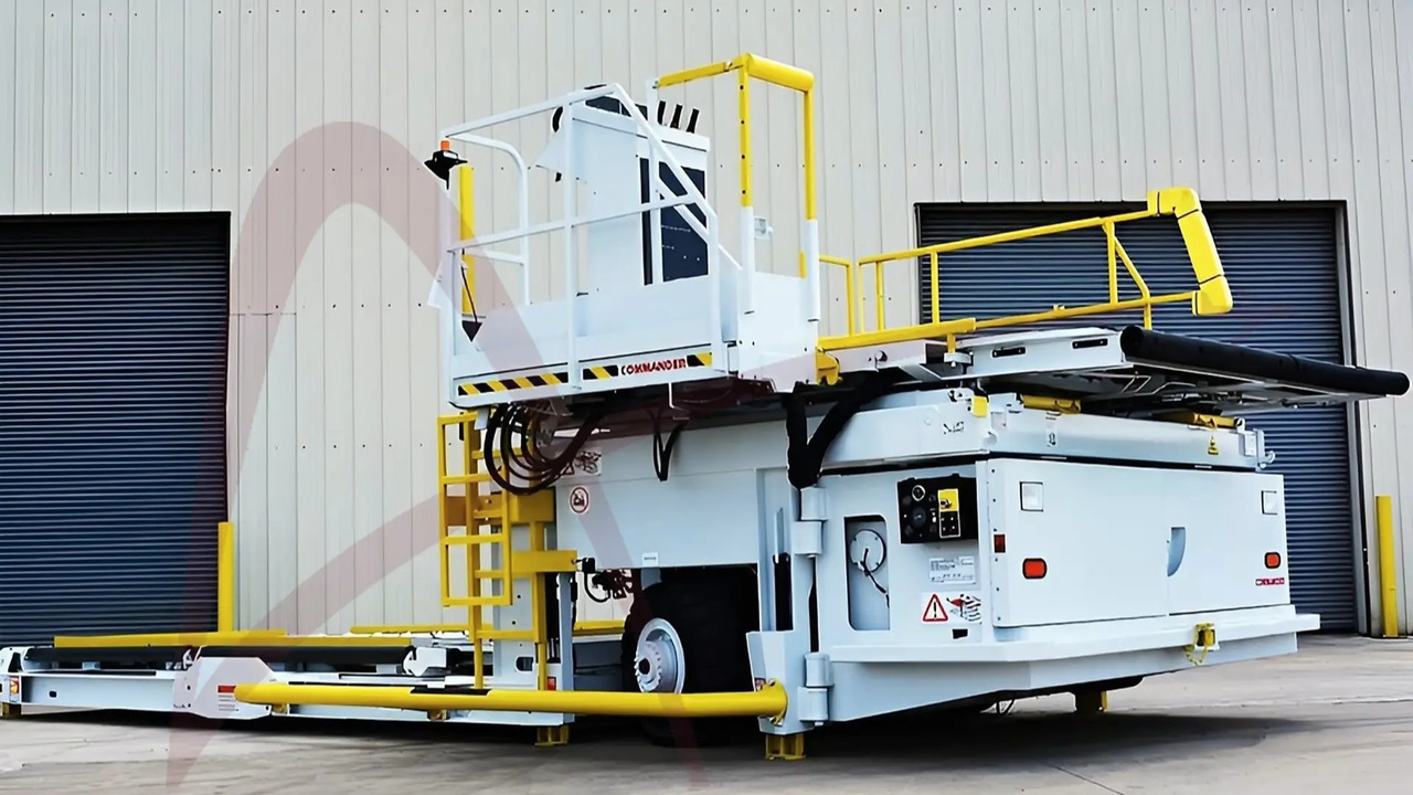 FMC COMMANDER 15U - محملات الحاويات والمنصات النقالة: صورة 1 FMC COMMANDER 15U - محملات الحاويات والمنصات النقالة: صورة 1