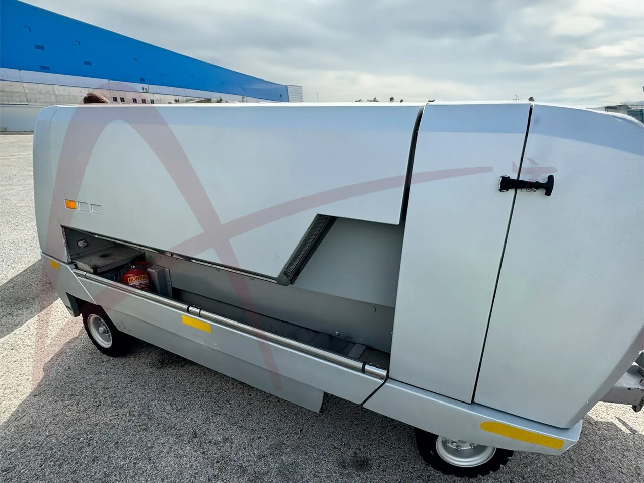 HITZINGER GPU-120MDE18 - وحدة الطاقة الأرضية للطائرات: صورة 2 HITZINGER GPU-120MDE18 - وحدة الطاقة الأرضية للطائرات: صورة 2