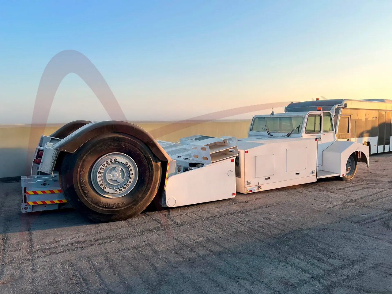 TLD TPX-500 - جرارات الطائرات: صورة 1 TLD TPX-500 - جرارات الطائرات: صورة 1