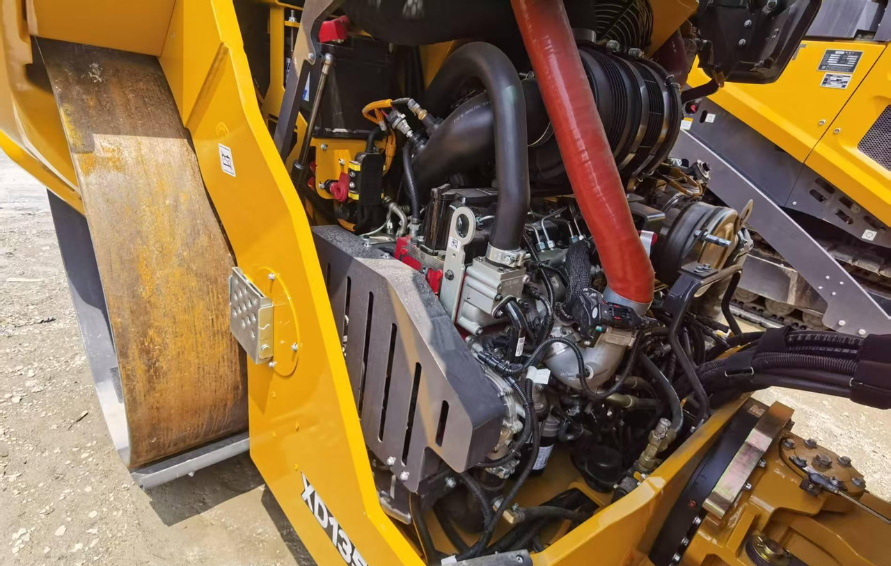 XCMG 13ton used small double drum steel road roller XD135TIV - رَصَّاص الطرق: صورة 3 XCMG 13ton used small double drum steel road roller XD135TIV - رَصَّاص الطرق: صورة 3