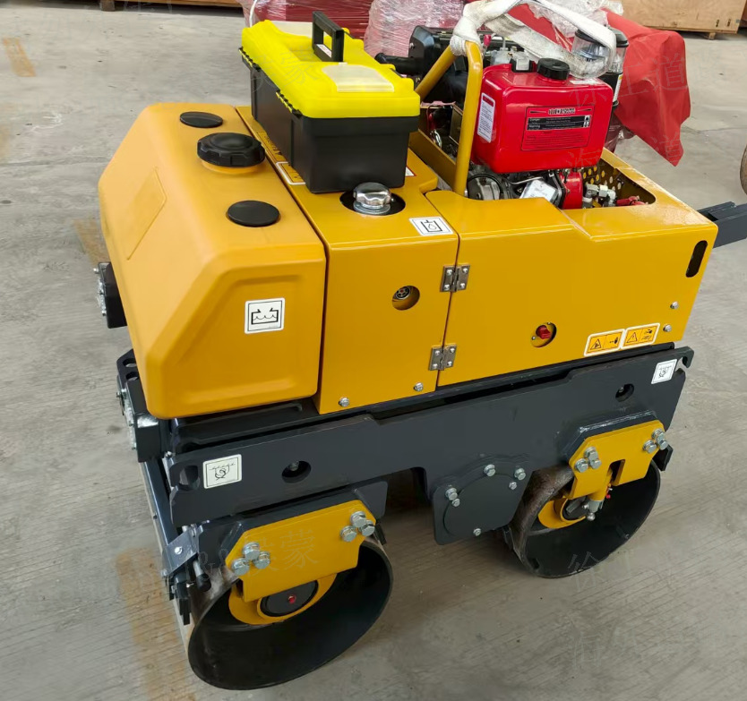 XCMG XMR083 light mini double drum 1 ton vibratory compactor - بكرة أسطوانية صغيرة: صورة 4 XCMG XMR083 light mini double drum 1 ton vibratory compactor - بكرة أسطوانية صغيرة: صورة 4