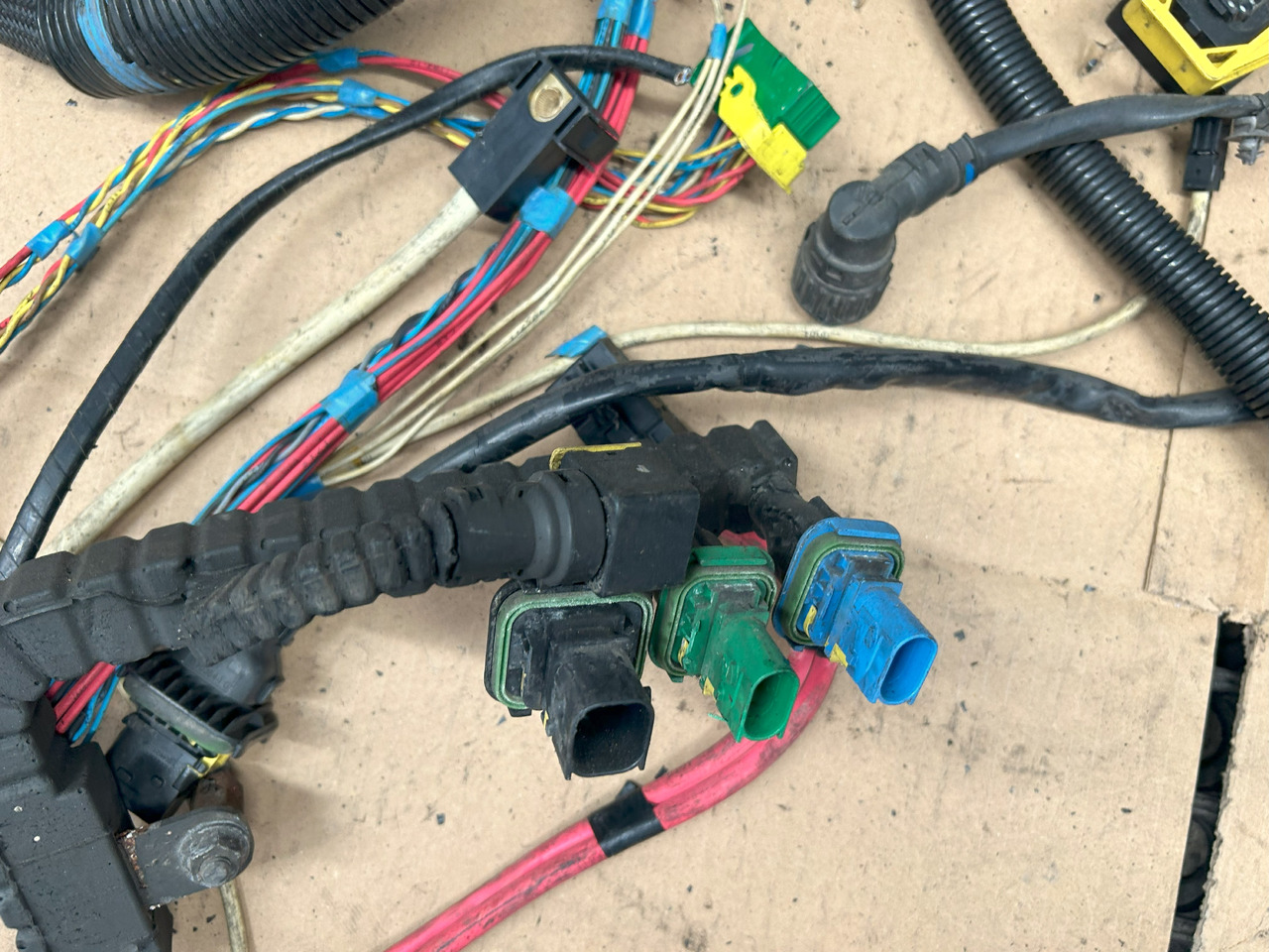 DAF XF 106 J3C ENGINE WIRING HARNESS - كابلات/ ضفيرة الأسلاك: صورة 3 DAF XF 106 J3C ENGINE WIRING HARNESS - كابلات/ ضفيرة الأسلاك: صورة 3