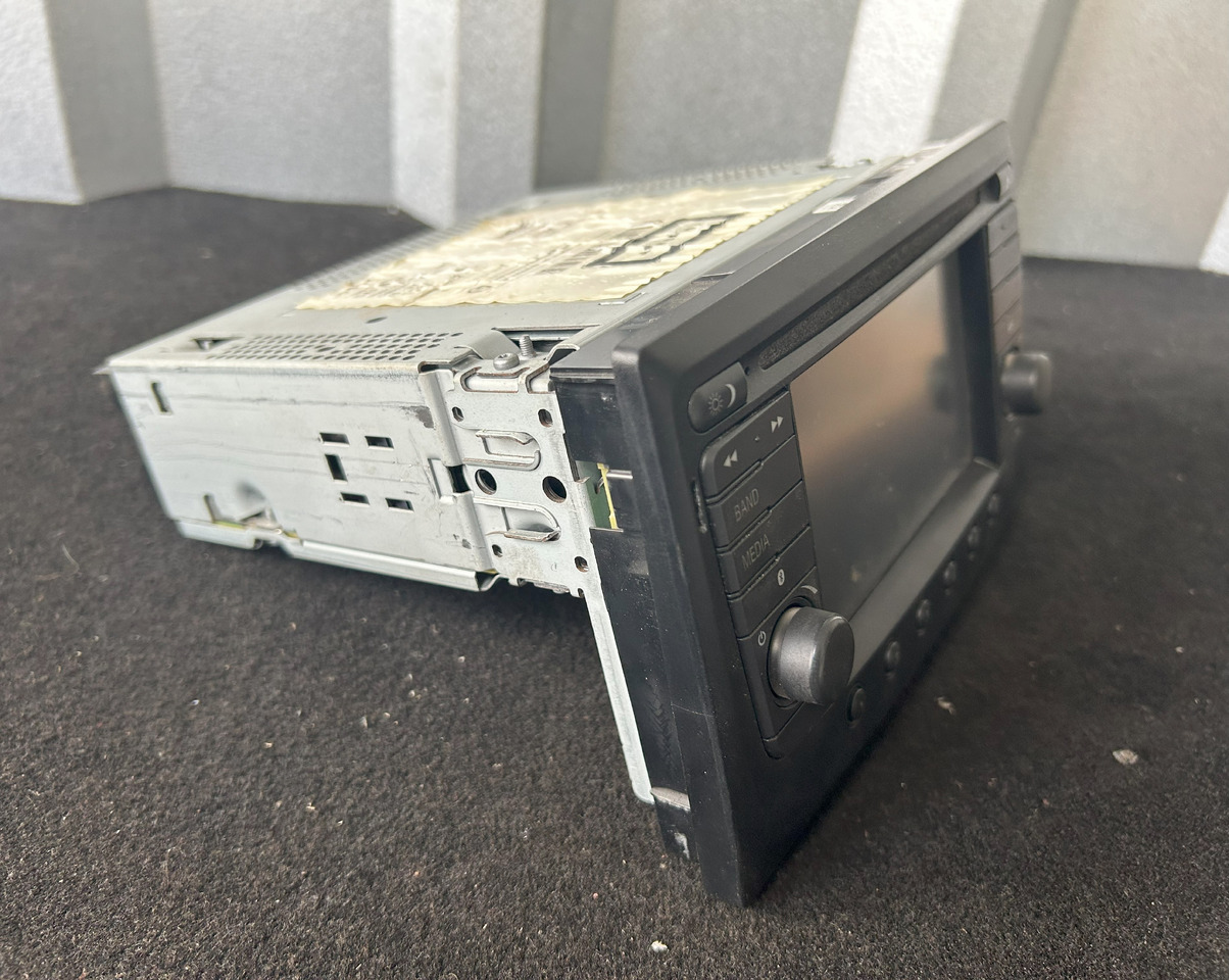 DAF XF 106 ORIGINAL RADIO + MOUNTING BOX - قطع غيار عامة: صورة 4 DAF XF 106 ORIGINAL RADIO + MOUNTING BOX - قطع غيار عامة: صورة 4