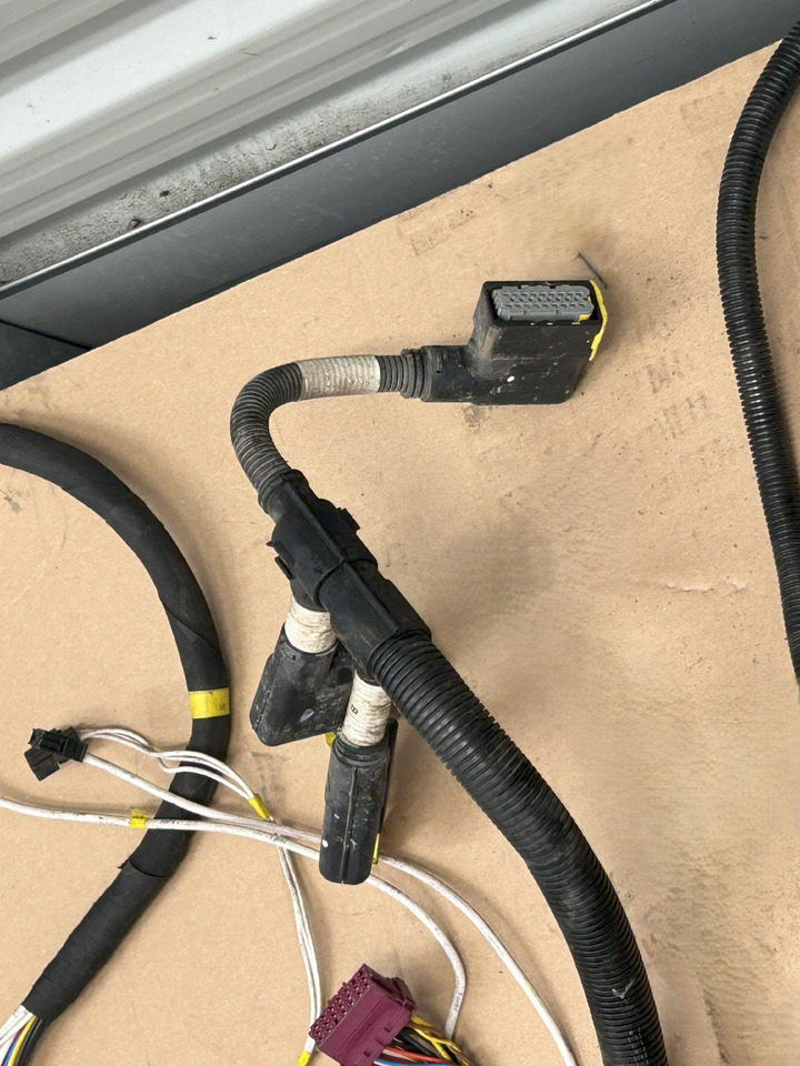 DAF XF 106 TRAILER SOCKET ELECTRICAL HARNESS - كابلات/ ضفيرة الأسلاك: صورة 3 DAF XF 106 TRAILER SOCKET ELECTRICAL HARNESS - كابلات/ ضفيرة الأسلاك: صورة 3