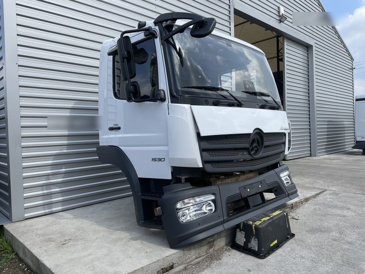 FRONT BUMPER COMPLETE EXTRA COST 700EU Mercedes-Benz ATEGO Euro 6 Mercedes-Benz 1523 L, 1524 L, 1527 L, 1530 - كابينة - شاحنة: صورة 2 FRONT BUMPER COMPLETE EXTRA COST 700EU Mercedes-Benz ATEGO Euro 6 Mercedes-Benz 1523 L, 1524 L, 1527 L, 1530 - كابينة - شاحنة: صورة 2