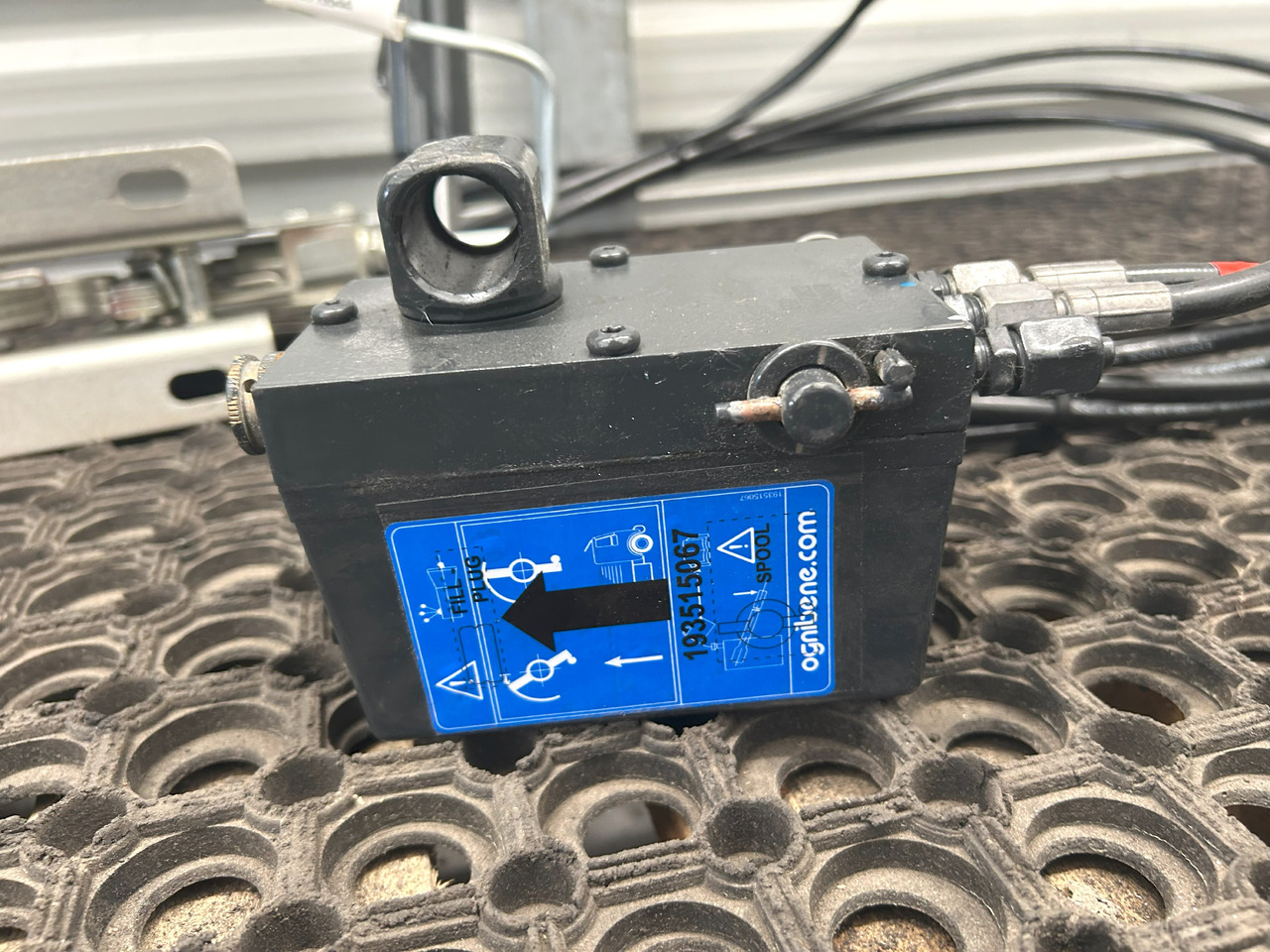IVECO EUROCARGO 75E MLC CABIN LIFTING KIT - أسطوانة هيدروليكية: صورة 2 IVECO EUROCARGO 75E MLC CABIN LIFTING KIT - أسطوانة هيدروليكية: صورة 2