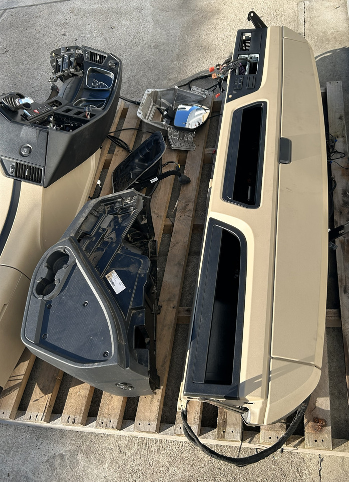 MERCEDES-BENZ KOMPLETNA PRZEKŁADKA WNĘTRZA - DESKA KONSOLA DO ANGLIKA MERCEDES ACTROS MP4 L STREAM SPACE - كابينة: صورة 3 MERCEDES-BENZ KOMPLETNA PRZEKŁADKA WNĘTRZA - DESKA KONSOLA DO ANGLIKA MERCEDES ACTROS MP4 L STREAM SPACE - كابينة: صورة 3