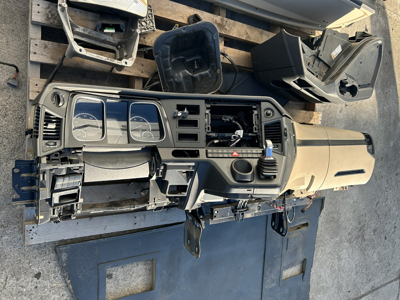 MERCEDES-BENZ KOMPLETNA PRZEKŁADKA WNĘTRZA - DESKA KONSOLA DO ANGLIKA MERCEDES ACTROS MP4 L STREAM SPACE - كابينة: صورة 5 MERCEDES-BENZ KOMPLETNA PRZEKŁADKA WNĘTRZA - DESKA KONSOLA DO ANGLIKA MERCEDES ACTROS MP4 L STREAM SPACE - كابينة: صورة 5