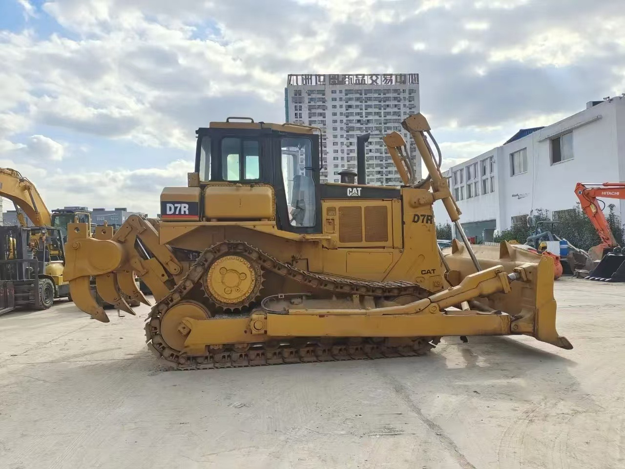 Caterpillar Secondhand Bulldozer CAT D7R Japan Origin Tracked Tractor - بلدوزر: صورة 2 Caterpillar Secondhand Bulldozer CAT D7R Japan Origin Tracked Tractor - بلدوزر: صورة 2