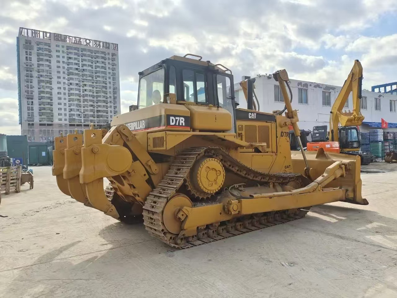 Caterpillar Secondhand Bulldozer CAT D7R Japan Origin Tracked Tractor - بلدوزر: صورة 1 Caterpillar Secondhand Bulldozer CAT D7R Japan Origin Tracked Tractor - بلدوزر: صورة 1