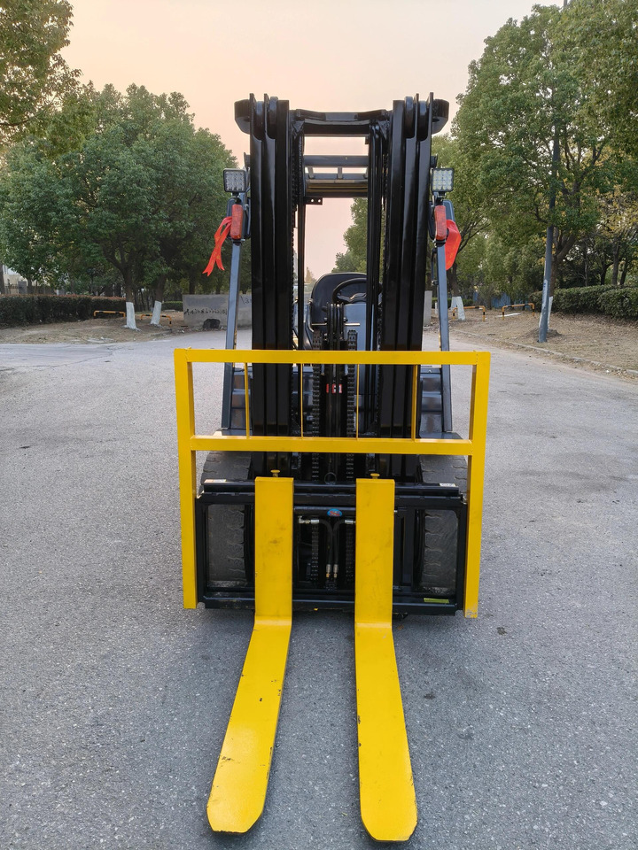 TCM FD35, FD30 Forklift with ISUZU Engine - رافعة شوكية ديزل: صورة 4 TCM FD35, FD30 Forklift with ISUZU Engine - رافعة شوكية ديزل: صورة 4