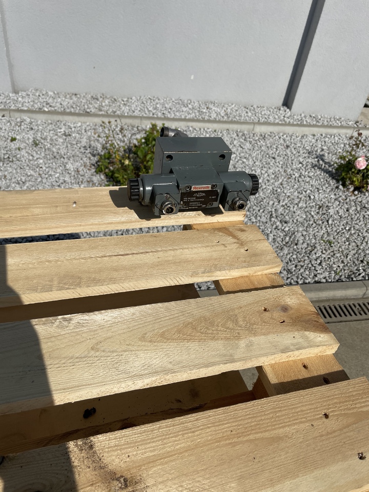 LIEBHERR R906 - صمام هيدروليكي: صورة 3 LIEBHERR R906 - صمام هيدروليكي: صورة 3