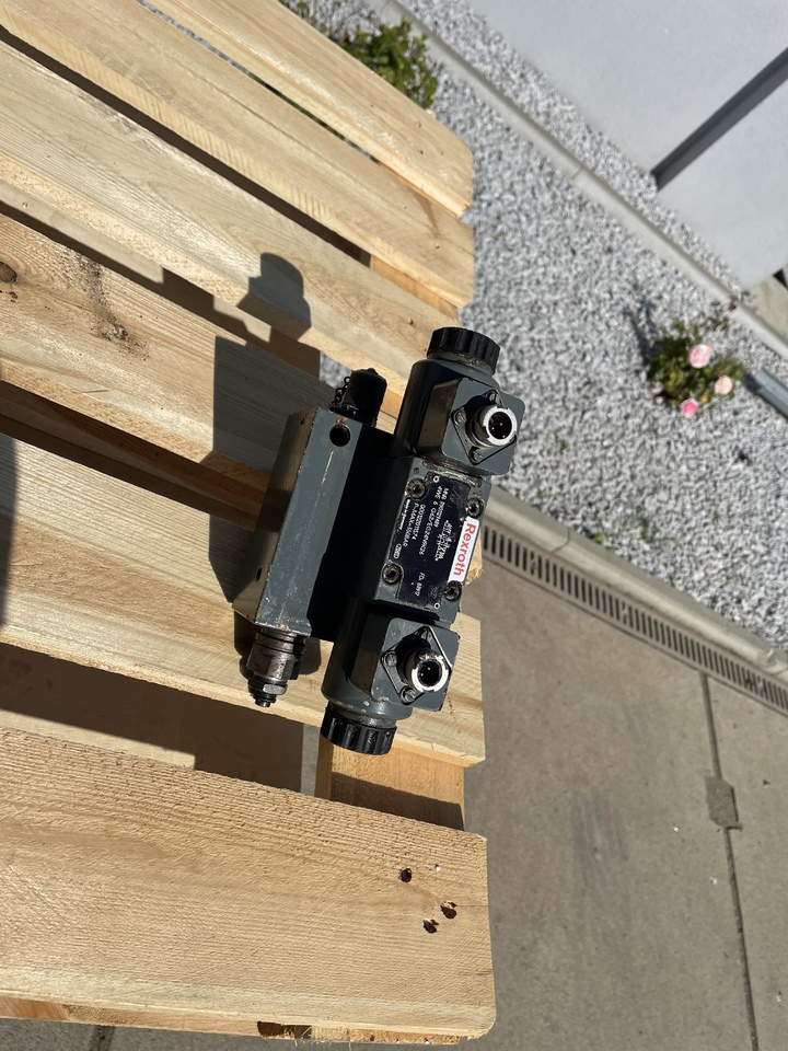 LIEBHERR R906 - صمام هيدروليكي: صورة 2 LIEBHERR R906 - صمام هيدروليكي: صورة 2