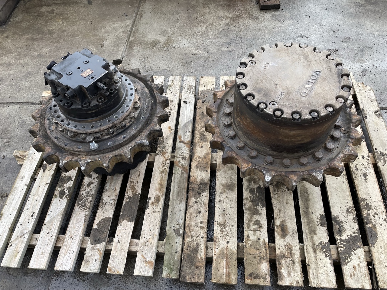 Zwolnica Volvo EC250 - أجزاء الهيكل السفلي - حفار زاحف: صورة 1 Zwolnica Volvo EC250 - أجزاء الهيكل السفلي - حفار زاحف: صورة 1