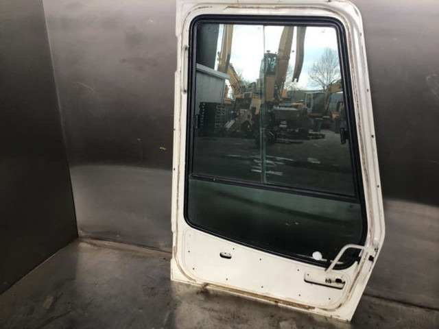 Liebherr Cabin Door - باب و قطع الغيار: صورة 3 Liebherr Cabin Door - باب و قطع الغيار: صورة 3