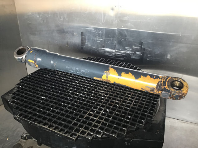 Liebherr Cylinder - أسطوانة هيدروليكية: صورة 1 Liebherr Cylinder - أسطوانة هيدروليكية: صورة 1