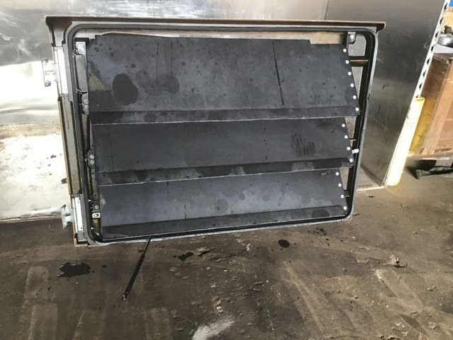 Liebherr Door Left - باب و قطع الغيار: صورة 2 Liebherr Door Left - باب و قطع الغيار: صورة 2