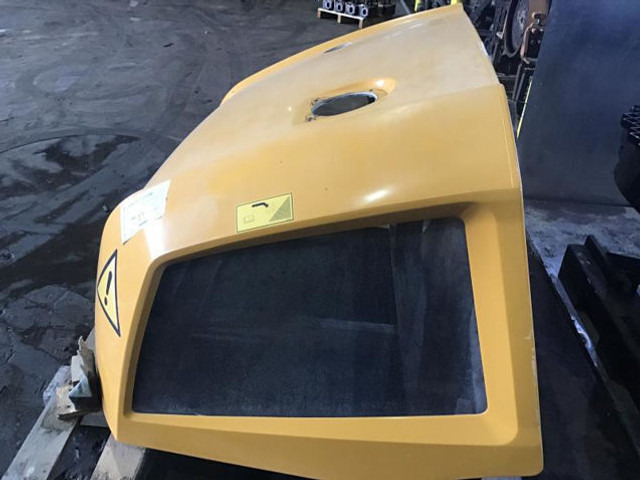 Liebherr Engine Hood - غطاء السيارة: صورة 1 Liebherr Engine Hood - غطاء السيارة: صورة 1