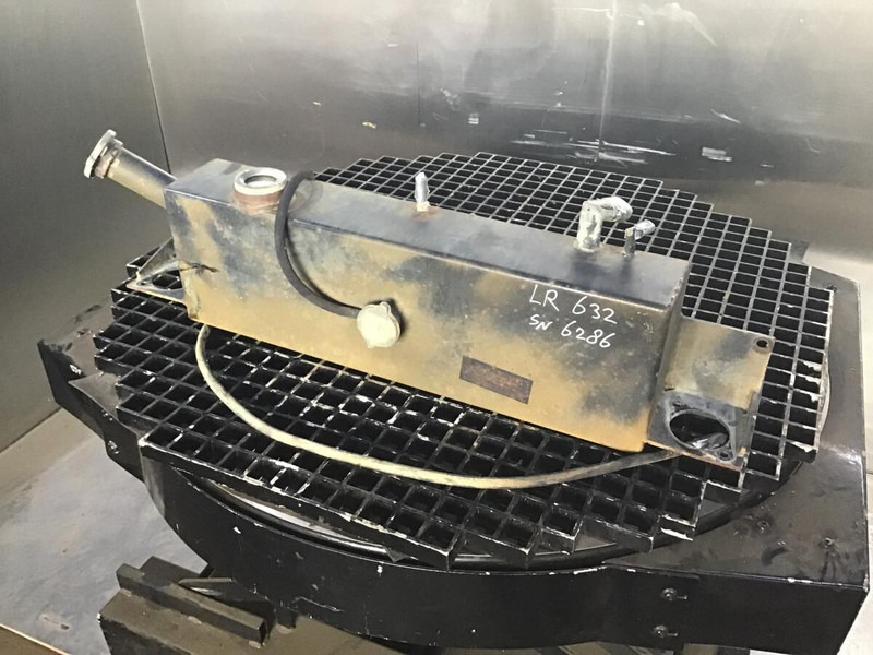 Liebherr Equalizing Reservoir - خزان التوسع: صورة 2 Liebherr Equalizing Reservoir - خزان التوسع: صورة 2