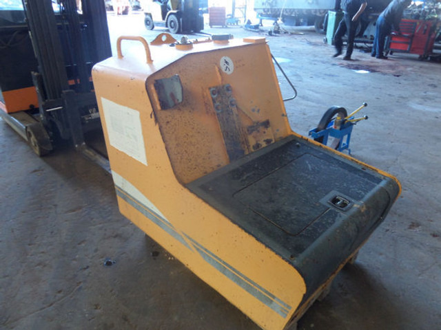 Liebherr Fuel Tank - خزان الوقود: صورة 1 Liebherr Fuel Tank - خزان الوقود: صورة 1