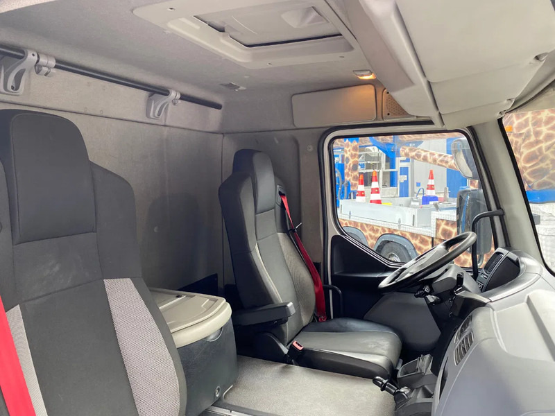 Interior photo 3: شاحنة صندوقية Renault D16.280 / Closed Box / Automatic / Euro 6 Interior photo 3: شاحنة صندوقية Renault D16.280 / Closed Box / Automatic / Euro 6