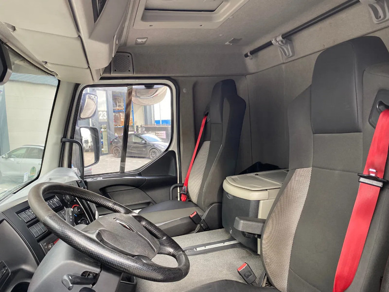 Interior photo 1: شاحنة صندوقية Renault D16.280 / Closed Box / Automatic / Euro 6 Interior photo 1: شاحنة صندوقية Renault D16.280 / Closed Box / Automatic / Euro 6