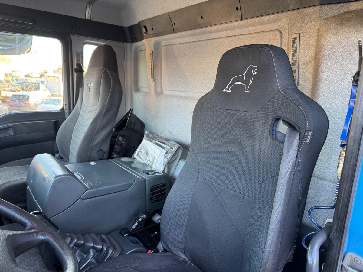 شاحنة ذات ستائر جانبية MAN TGA 26.440 6x2: صورة 11 شاحنة ذات ستائر جانبية MAN TGA 26.440 6x2: صورة 11