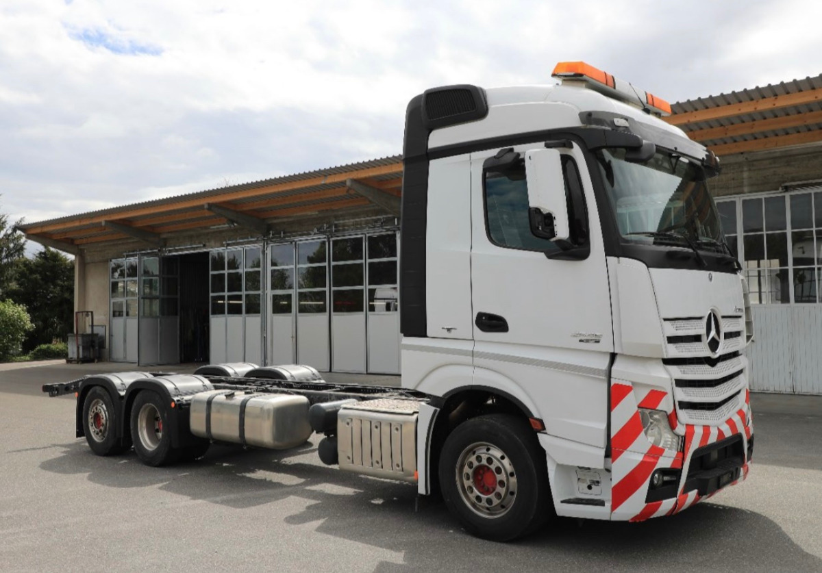 MERCEDES Actros 2548 6x2 - شاحنة بهيكل معدني للمقصورة: صورة 3 MERCEDES Actros 2548 6x2 - شاحنة بهيكل معدني للمقصورة: صورة 3
