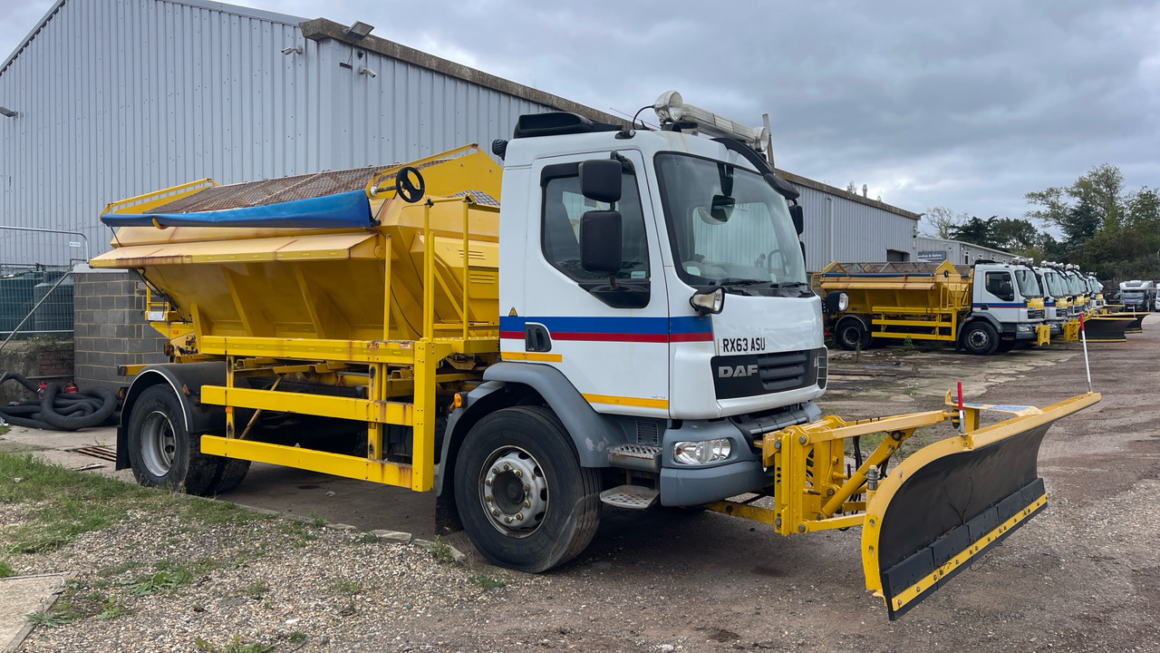 DAF LF 55.220 - جرافة ثلج: صورة 1 DAF LF 55.220 - جرافة ثلج: صورة 1