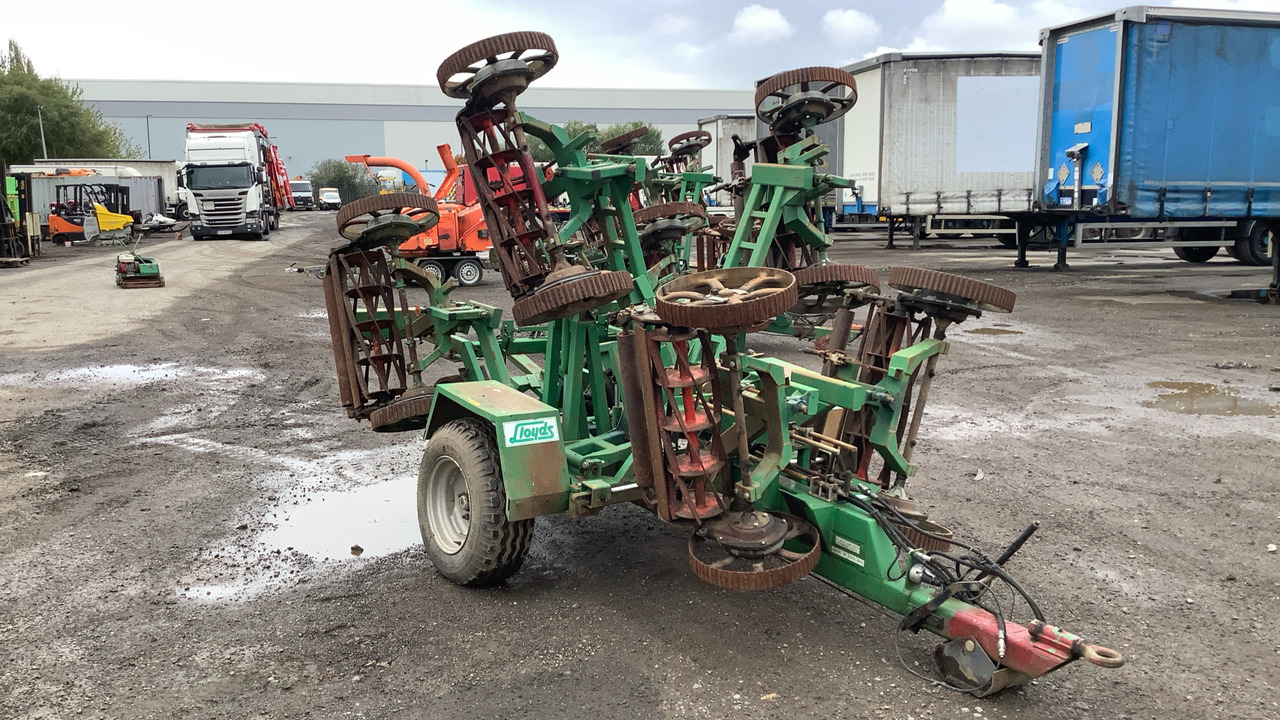 LLOYDS LEDA TRAILED 7 GANG FAIRWAY MOWER - معدات الانشاءات: صورة 1 LLOYDS LEDA TRAILED 7 GANG FAIRWAY MOWER - معدات الانشاءات: صورة 1