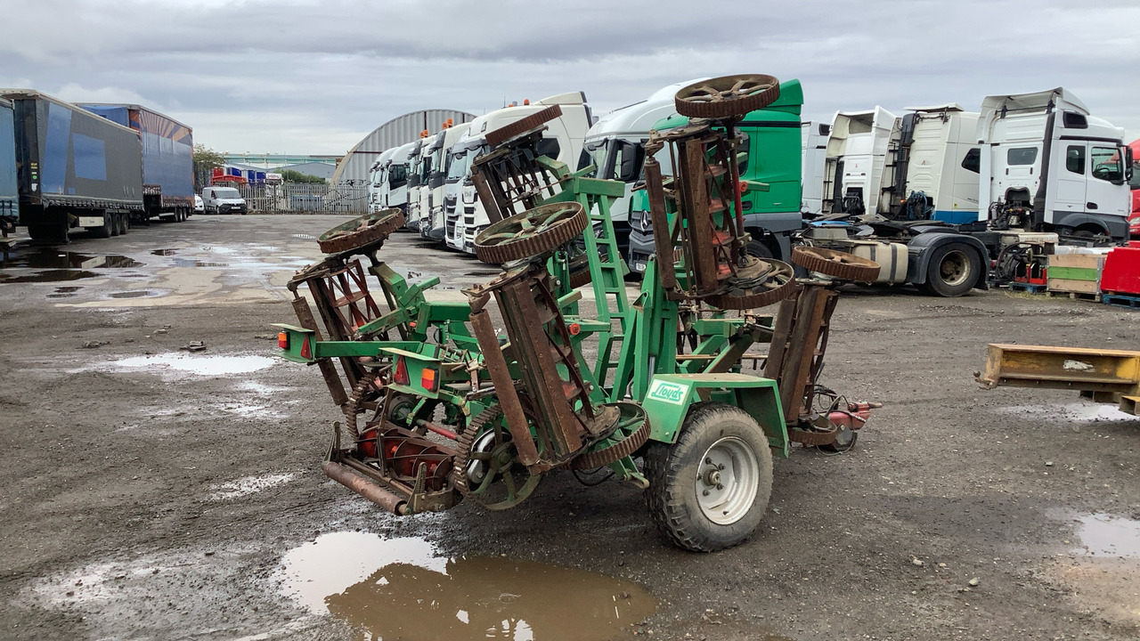 LLOYDS LEDA TRAILED 7 GANG FAIRWAY MOWER - معدات الانشاءات: صورة 4 LLOYDS LEDA TRAILED 7 GANG FAIRWAY MOWER - معدات الانشاءات: صورة 4
