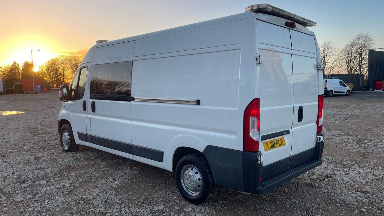 Peugeot Boxer 335 2.0 BLUE HDI 130PS - الشاحنات الصغيرة كابينة مزدوجة: صورة 3 Peugeot Boxer 335 2.0 BLUE HDI 130PS - الشاحنات الصغيرة كابينة مزدوجة: صورة 3