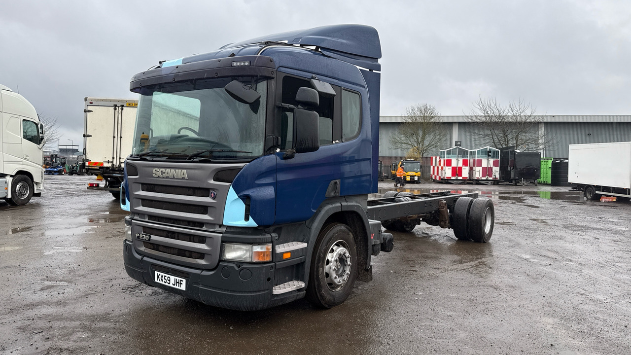 SCANIA P 230 - شاحنة بهيكل معدني للمقصورة: صورة 2 SCANIA P 230 - شاحنة بهيكل معدني للمقصورة: صورة 2