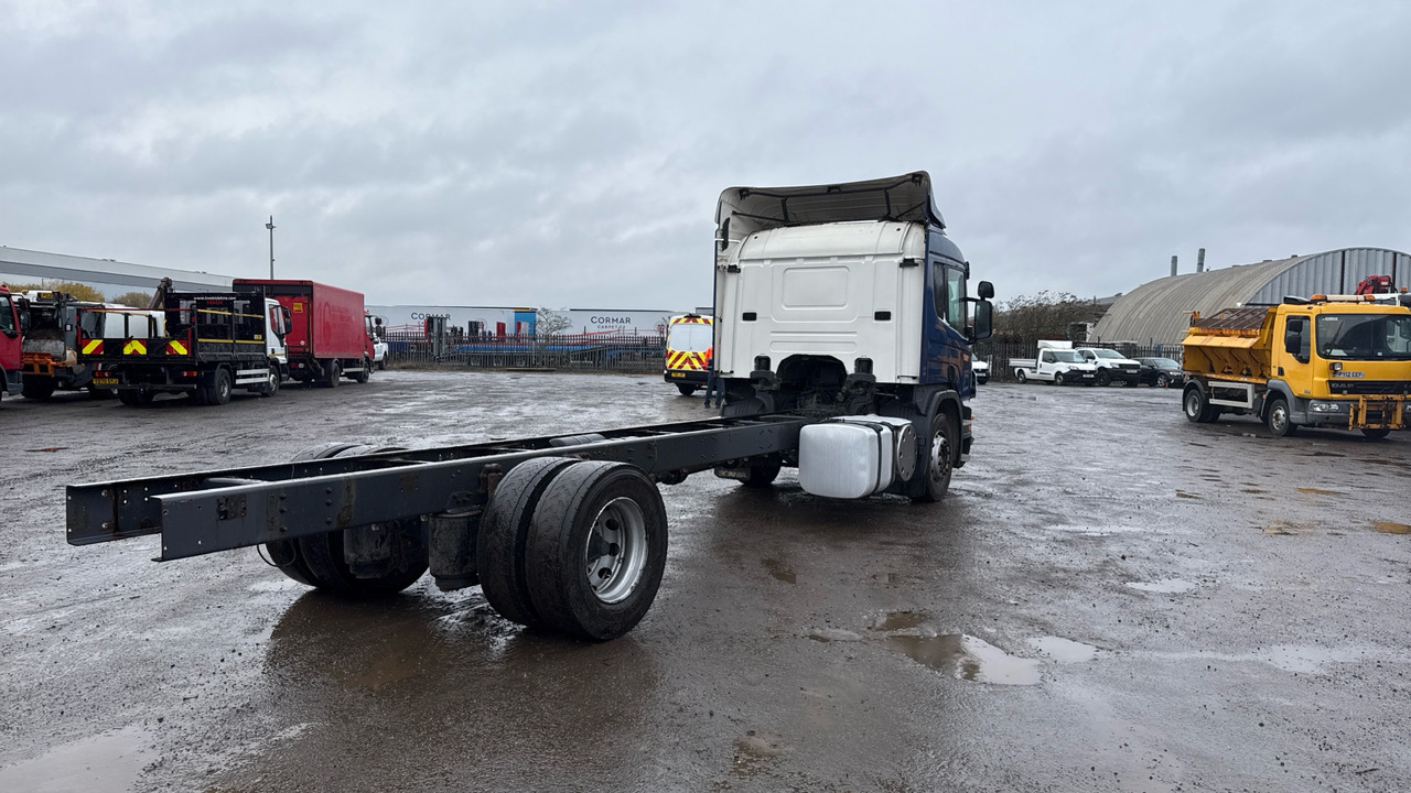 SCANIA P 230 - شاحنة بهيكل معدني للمقصورة: صورة 4 SCANIA P 230 - شاحنة بهيكل معدني للمقصورة: صورة 4