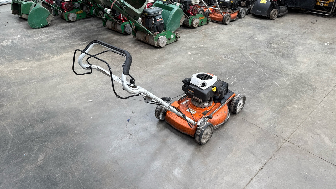 STIHL RM4 RTP - معدات الانشاءات: صورة 1 STIHL RM4 RTP - معدات الانشاءات: صورة 1