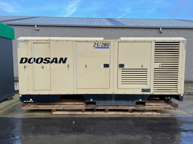 Doosan 25/280 XHP1000WCAT-T4 - ضاغط هوائي: صورة 1 Doosan 25/280 XHP1000WCAT-T4 - ضاغط هوائي: صورة 1