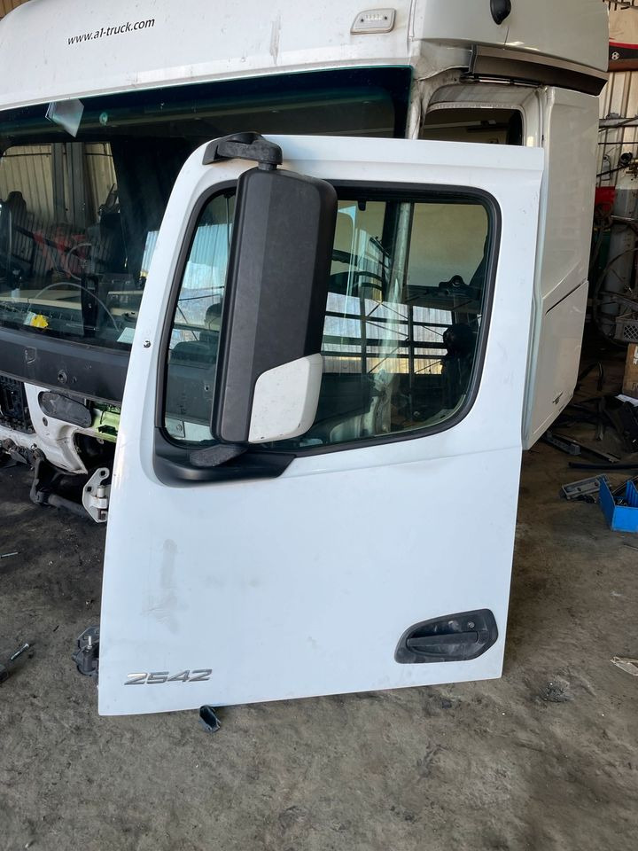 Actros MP4 Fahrertür, Tür Links Weiß Spiegel Innenverkleidung - باب و قطع الغيار - شاحنة: صورة 1 Actros MP4 Fahrertür, Tür Links Weiß Spiegel Innenverkleidung - باب و قطع الغيار - شاحنة: صورة 1