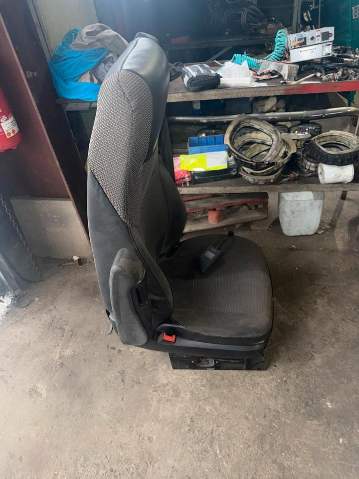 DAF XF 460 Euro 6 Fahrersitz mit Luft - مقعد - شاحنة: صورة 2 DAF XF 460 Euro 6 Fahrersitz mit Luft - مقعد - شاحنة: صورة 2