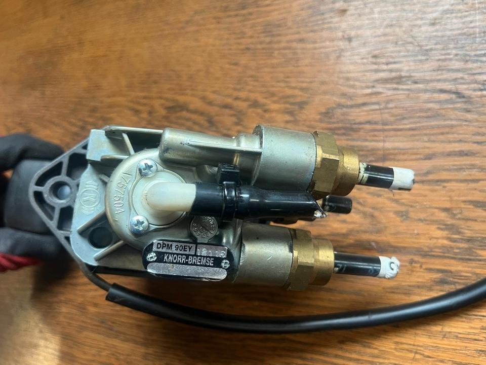 IVECO Stralis KNORR-BREMSE Bremsventil Handbremsventil DPM90EY - صمام الفرامل - شاحنة: صورة 2 IVECO Stralis KNORR-BREMSE Bremsventil Handbremsventil DPM90EY - صمام الفرامل - شاحنة: صورة 2