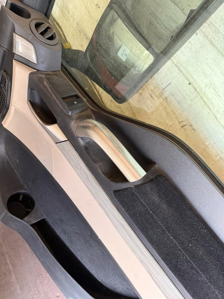 MAN TGX Beifahrertür Rot Spiegel Innenverkleidung LN 62 - باب و قطع الغيار - شاحنة: صورة 4 MAN TGX Beifahrertür Rot Spiegel Innenverkleidung LN 62 - باب و قطع الغيار - شاحنة: صورة 4