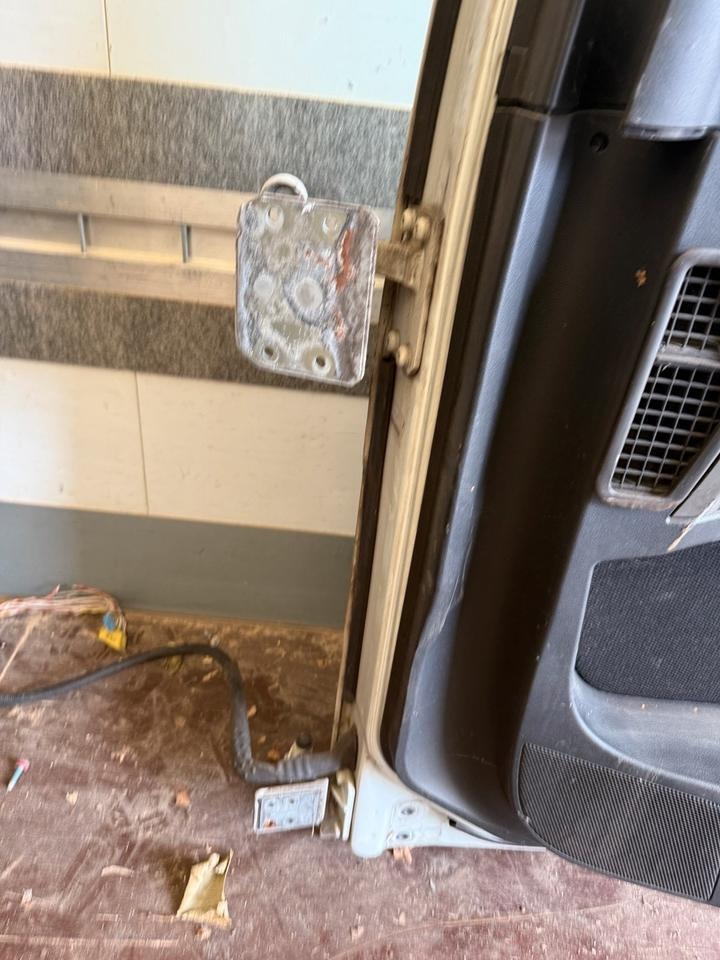 MAN TGX Beifahrertür Weiß Innenverkleidung LN 67 - باب و قطع الغيار - شاحنة: صورة 3 MAN TGX Beifahrertür Weiß Innenverkleidung LN 67 - باب و قطع الغيار - شاحنة: صورة 3